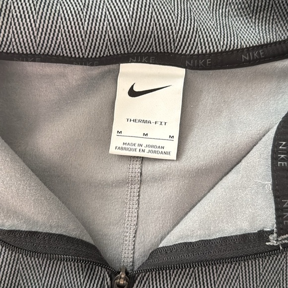 New- Nike women’s quarter zip - Picture 2 of 4